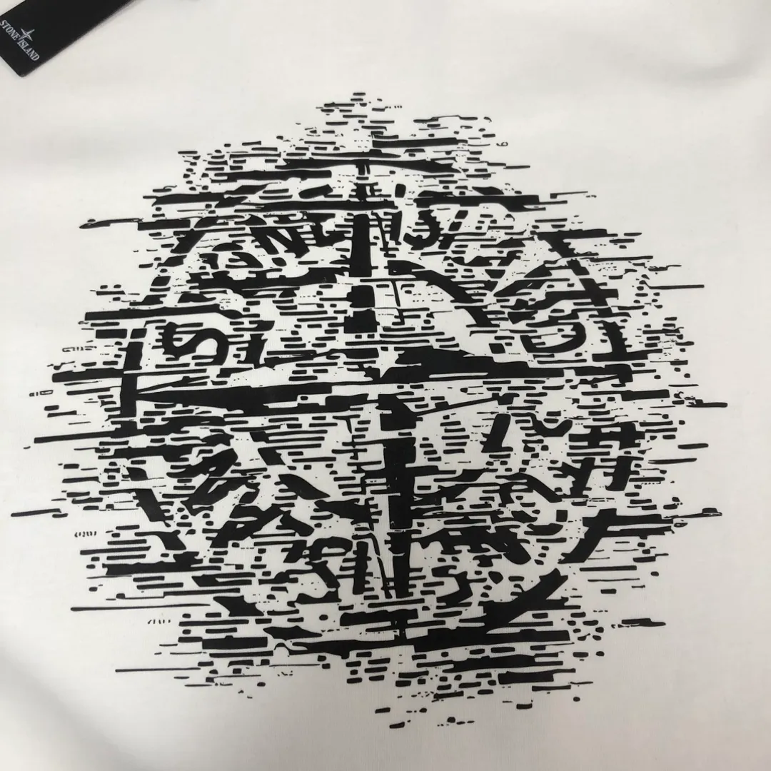 P180 Stone Island 2025 latest T-shirt, couple style ~ Original order, fashionable and casual short T-shirt, specially made of customized cotton fabric ~ Cotton T-shirt ~ Pre-washed to prevent deformation and shrinkage problem, more comfortable and breathable on the body ~ All available from stock ~ Unique design style, trendy must-have item, complete with three standards 👍 Color: black/white Size: S M L XL (larger version, please indicate your height and weight when placing an order)